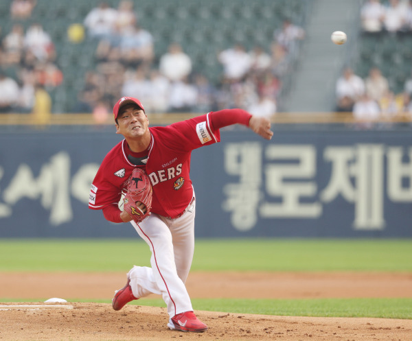 <yonhap photo-2718="">21일 서울 잠실야구장에서 열린 프로야구 LG와 SSG의 경기. SSG 선발투수 김광현이 역투하고 있다. 사진=연합뉴스</yonhap>