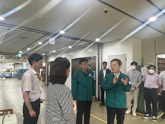 이종호 과기정통부 장관이 21일 서울 중앙우체국을 방문해 최근 잇따르고 있는 해외발송 의심 우편물에 대한 각 우체국 대응 상황을 점검하고 있다. [사진=과학기술정보통신부]