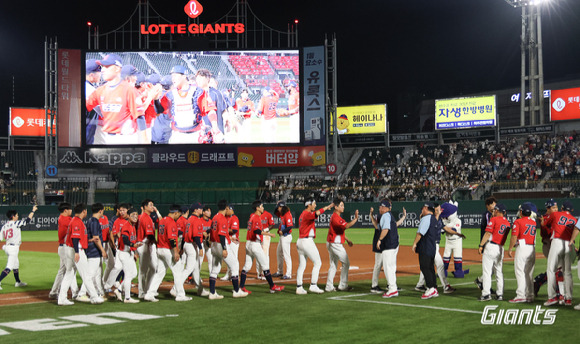 롯데 자이언츠는 후반기 시작일인 21일 열린 키움 히어로즈와 홈 경기에서 2-0으로 이겼다. 이날 승리로 2연패에서 벗어났고 다시 승률 5할에 복귀했다. [사진=롯데 자이언츠]