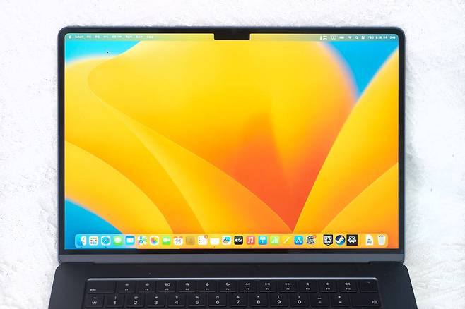 디스플레이는 15.3인치, 2880x1864 해상도를 지원한다. 출처=IT동아