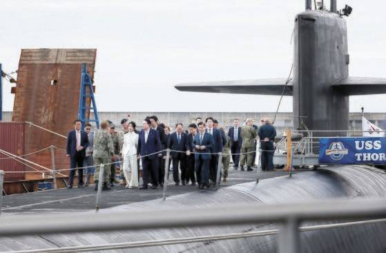 윤석열 대통령과 부인 김건희 여사가 19일 오후 부산 남구 해군작전사령부 부산작전기지에 정박한 미국 오하이오급 핵추진 탄도유도탄 잠수함(SSBN) 켄터키함(SSBN-737)에 승함하고 있다. 뉴시스