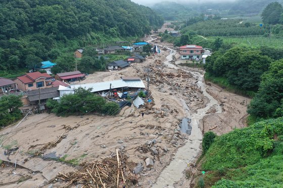 폭우에 따른 산사태로 초토화된 16일 오전 경북 예천군 감천면 벌방리 마을.연합뉴스