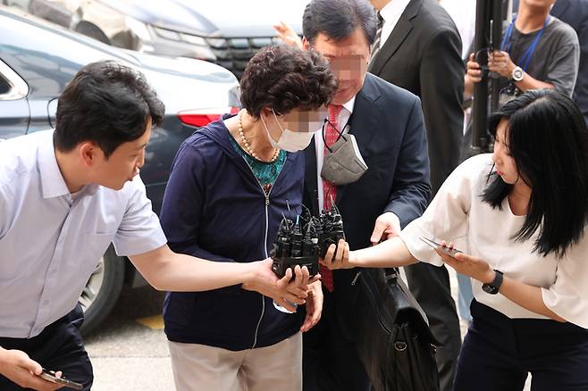 윤석열 대통령의 장모 최은순씨(가운데)가 21일 경기 의정부시  의정부지방법원에서 통장 잔고증명 위조 등 혐의 관련 항소심 재판을 위해 법정으로 이동하고 있다.  연합뉴스