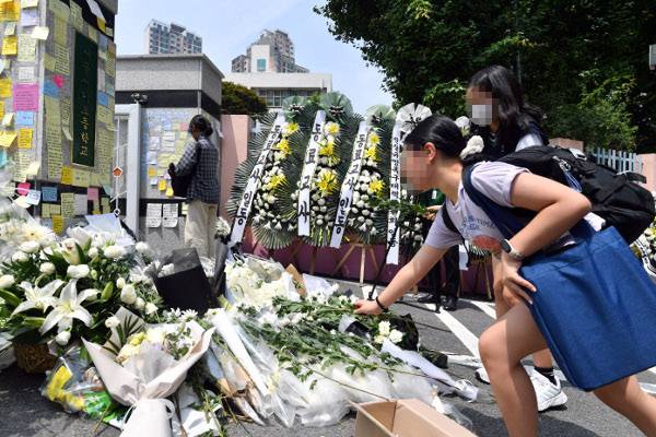 서울 서초구 서이초등학교 학생들이 20일 교문 앞에서 이 학교 교사 A씨를 추모하며 헌화하고 있다. 20대 교사 A씨가 지난 18일 학교 안에서 극단적 선택을 하면서 교육계 전반으로 파문이 커지고 있다. 최현규 기자