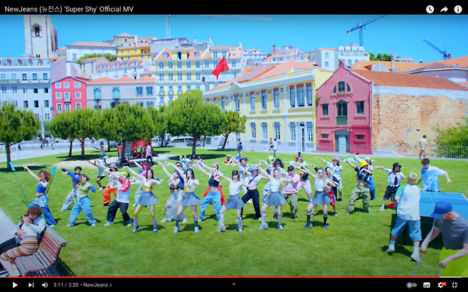 뉴진스 ‘슈퍼샤이’ 뮤직비디오 한 장면. 유튜브 캡쳐.
