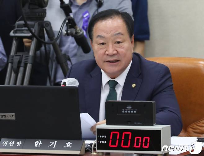 (서울=뉴스1) 송원영 기자 = 한기호 국회 국방위원장이 1일 서울 여의도 국회에서 열린 국방위원회 전체회의에서 발언을 하고 있다. 2023.6.1/뉴스1  Copyright (C) 뉴스1. All rights reserved. 무단 전재 및 재배포 금지.