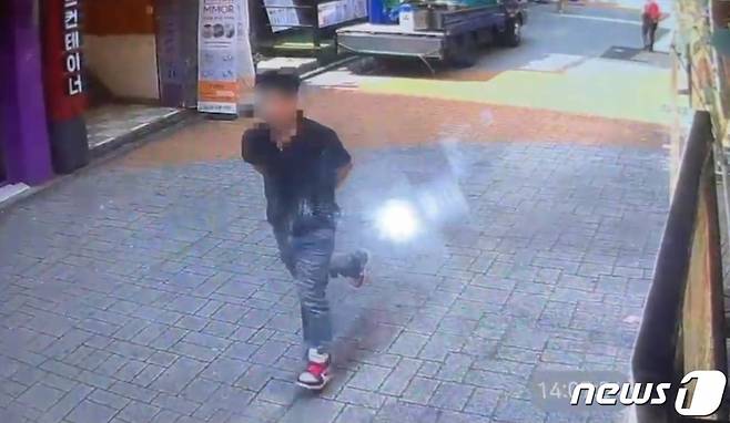 21일 오후 2시7분쯤 서울 관악구 신림동 인근 칼부림 사건 범인이 도주하고 있는 장면이 녹화된 골목 폐쇄(CC)회로 영상. /사진=뉴스1