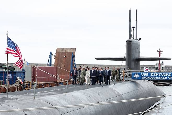 미국 전략핵잠수함(SSBN)의 부산 기항이 '핵무기 사용 조건'에 해당한다는 북한의 위협에 국방부가 21일 "북한이 지속하고 있는 핵과 미사일 위협에 대한 한·미동맹의 정당한 방어적 대응조치"라고 반박했다. 사진은 윤석열 대통령이 지난 19일 부산 남구 해군작전사령부 부산작전기지를 방문해 미국 오하이오급 핵추진 탄도유도탄 잠수함 켄터키함에 승함하는 모습. /사진=대통령실 제공