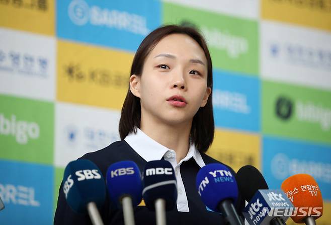 [인천공항=뉴시스] 김진아 기자 = 2023 세계수영선수권대회에 출전하는 김서영 선수가 20일 오전 인천국제공항 제1터미널에서 대회가 열리는 후쿠오카로 출국하기 앞서 인터뷰를 하고 있다. 2023.07.20. bluesoda@newsis.com