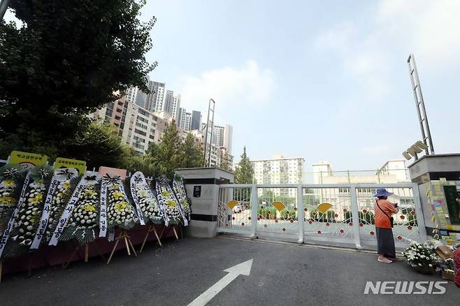 [서울=뉴시스] 조성봉 기자= 20일 오전 서울 서초구의 한 초등학교 앞에 근조 화환이 놓여져 있다. 서울시교육청과 교육계에 따르면 서울 서초구의 한 초등학교 담임 교사 A씨가 지난 19일 학교 안에서 숨진 채 발견됐다고 밝혔다. 2023.07.20. suncho21@newsis.com