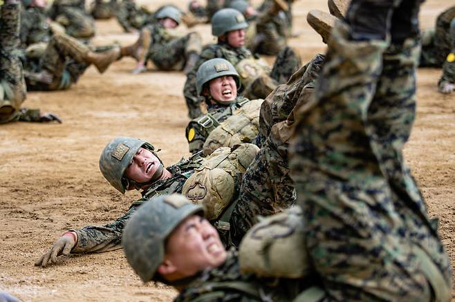 [서울=뉴시스] 21일 경기 광주시 육군특수전학교에서 열린 공수기본훈련에 참여한 육군사관학교 생도들이 PT체조를 하고 있다. (사진=육군 제공) 2023.07.21. photo@newsis.com *재판매 및 DB 금지