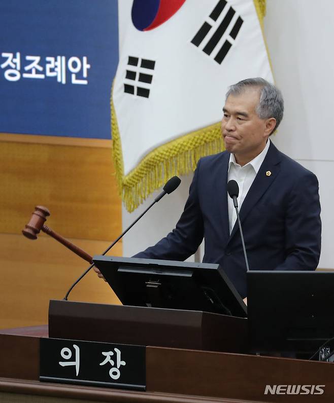 [서울=뉴시스] 김금보 기자 = 김현기 서울시의회 의장이 지난 5일 오후 서울 중구 서울시의회 본회의장에서 열린 제319회 정례회 제7차 본회의에서 개의선언을 하고 있다. 2023.07.21. kgb@newsis.com