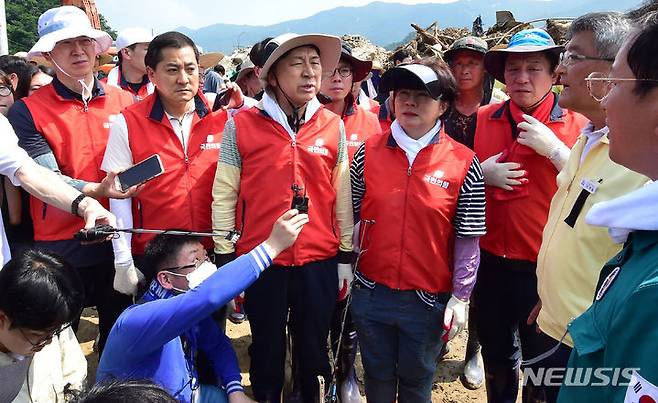 [예천=뉴시스] 이무열 기자 = 김기현 국민의힘 대표가 21일 오전 집중호우로 피해를 본 경북 예천군 감천면 진평2리에서 김학동 예천군수로부터 피해 상황을 보고받고 있다. 2023.07.21. lmy@newsis.com