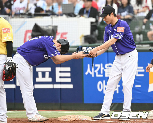 [OSEN=부산, 김성락 기자] 15일 오후 부산 사직야구장에서 ‘2023 신한은행 SOL KBO 올스타전’ 경기가 열렸다. 1회말 2사 드림팀 박건우가 안타를 날린 뒤 강인권 감독에게 보호장비를 전달하고 있다. 2023.07.15 /ksl0919@osen.co.kr