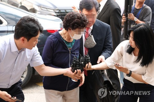 윤석열 대통령의 장모 최은순(가운데) 씨가 21일 의정부지방법원에서 통장 잔액 증명 위조 등 혐의 관련 항소심 재판을 위해 법정으로 이동하고 있다. 의정부=연합뉴스