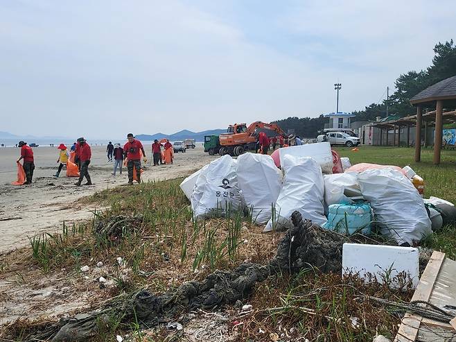 지난 20일 인천시 옹진군 백령도 사곶해변에서 해양쓰레기 수거하는 주민과 해병대. [독자 제공. 재판매 및 DB 금지]