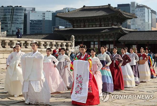 경복궁 아시아모델페스티벌 한복 퍼레이드 (서울=연합뉴스) 임헌정 기자 = 5일 경복궁에서 아시아모델페스티벌 한복 퍼레이드가 펼쳐지고 있다. 2022.10.5 kane@yna.co.kr