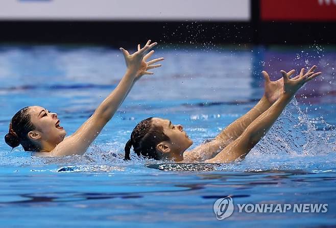 변재준-김지혜 ‘우아한 손짓’ (후쿠오카=연합뉴스) 윤동진 기자 = ‘변재준-김지혜’가 21일 오전 일본 후쿠오카 마린 메세 후쿠오카홀에서 열린 2023 세계수영선수권대회 아티스틱 스위밍 혼성 듀엣 프리 예선에서 연기를 펼치고 있다. 2023.7.21 mon@yna.co.kr