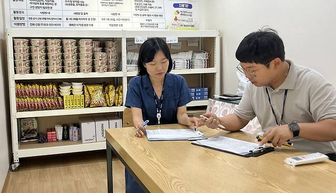 사랑방 (대구=연합뉴스) 황수빈 기자 = 21일 대구 서구 비산동에 마련된 사랑방에서 서구제일종합사회복지관 직원들이 물품 수량을 확인하고 있다. 2023.7.21 hsb@yna.co.kr