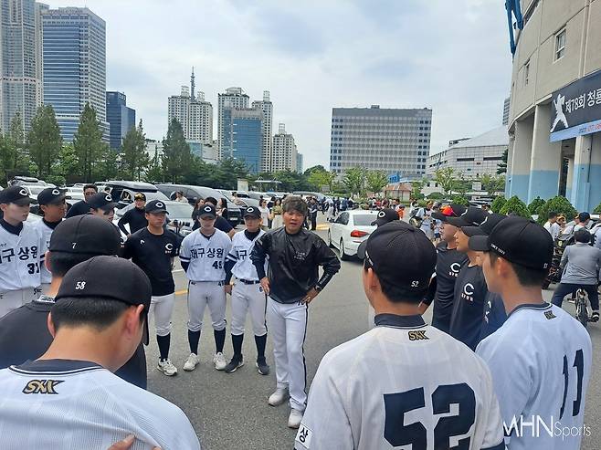 청룡기 선수권 8강 패배 후 선수들을 위로하는 대구상원고 김승관 감독. 사진(목동)=김현희 기자