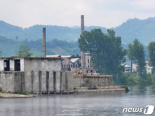 북중접경지역 압록강변 공장에서 공사가 진행 중이다. 주민들이 직접 건설에 참여하고 있다. 2023.7.22/뉴스1 ⓒ News1 최소망 기자