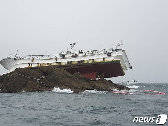 22일 오전 6시 48분께 충남 태안군 소원면 흑도 인근 암초에 충돌한 24t 어선(태안해경 제공)