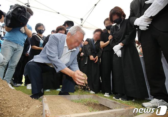 고(故) 채수근 해병대 1사단 포병대대 상병의 안장식이 22일 오후 대전 유성구 국립대전현충원 장병 4묘역에서 거행된 가운데 채 상병의 할아버지가 허토하며 오열하고 있다. 2023.7.22/뉴스1 ⓒ News1 김기태 기자