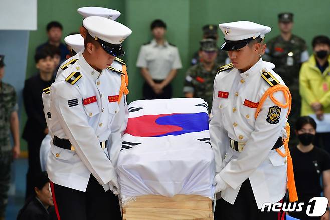 22일 경북 포항시 남구 해병대 1사단 내 김대식 관에서 엄수된 고 채수근 상병 영결식에서 해병대 의장대원들이 채 상병의 관을 영결식장으로 운구하고 있다. 채 상병은 집중호우 피해지역인 경북 예천군에서 실종자 수색 도중 급류에 휩쓸려 순직했다.2023.7.22/뉴스1 ⓒ News1 최창호 기자