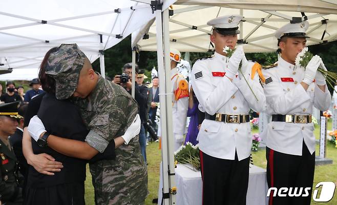 고(故) 채수근 해병대 1사단 포병대대 상병의 안장식이 22일 오후 대전 유성구 국립대전현충원 장병 4묘역에서 거행된 가운데 채 상병의 어머니가 동기 장병을 안아주고 있다. 2023.7.22/뉴스1 ⓒ News1 김기태 기자