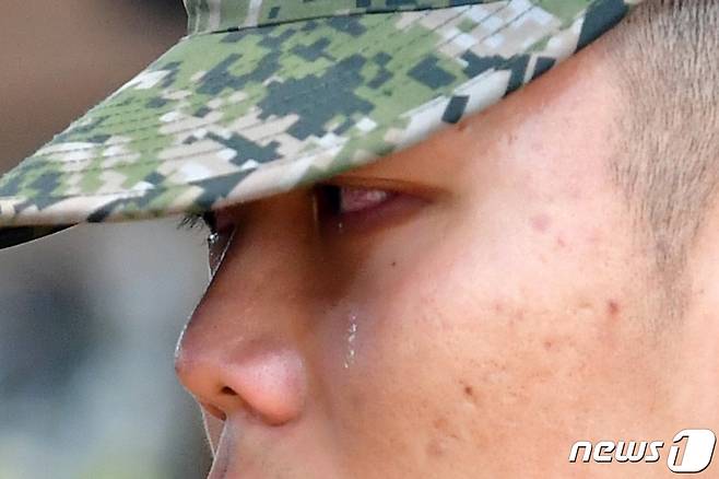 22일 경북 포항시 남구 해병대 1사단 내 김대식 관에서 엄수된 고 채수근 상병 영결식에서 해병대원이 눈물을 흘리며 채 상병의 마지막 길을 지켜보고 있다. 채 상병은 집중호우 피해지역인 경북 예천군에서 실종자 수색 도중 급류에 휩쓸려 순직했다.2023.7.22/뉴스1 ⓒ News1 최창호 기자