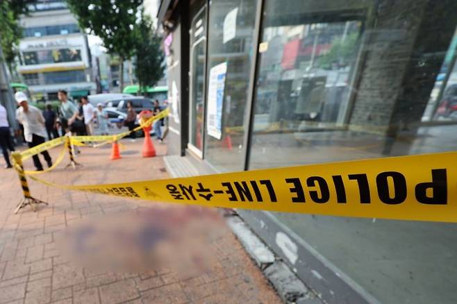 21일 오후 흉기난동 사건이 발생한 서울 관악구 신림역 4번 출구 인근에 폴리스라인이 설치돼 있다. [이미지출처=연합뉴스]