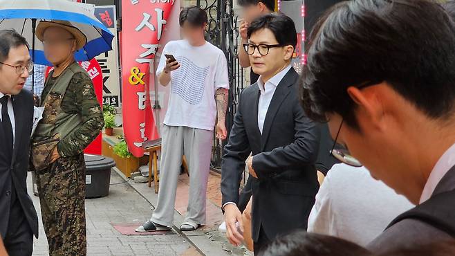 한동훈 법무부 장관이 22일 서울 관악구 신림역 인근 '묻지마 흉기난동' 사건이 일어난 현장을 찾아 피해자를 추모하고 있다. /뉴스1