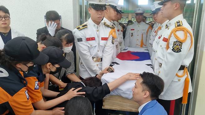 22일 경북 포항시 해병대 1사단 내 강당에서 운구되는 故채수근 상병의 관을 어머니 하씨가 부여잡고 쓰러져 울고 있다. 채 상병은 이날 국립대전현충원에 안장됐다./이승규 기자