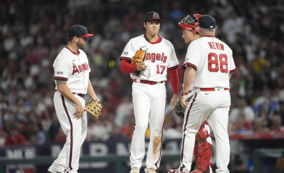 MLB LA 에인절스에서 뛰고 있는 오타니 쇼헤이(가운데 17번)는 22일(한국시간) 열린 피츠버그와 홈 경기에 선발 등판했다. 그는 이날 승리투수가 됐지만 최지만을 비롯한 피츠버그 타선에 홈런 4방을 맞으면서 5실점했다. [사진=뉴시스]