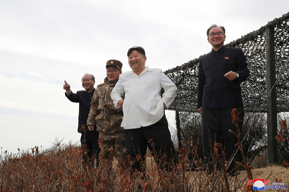 김정은 북한 국무위원장이 함경남도 리원군에서 전략순항미사일 '화살'의 시험 발사를 현지 지도하고 있다. [사진=뉴시스]