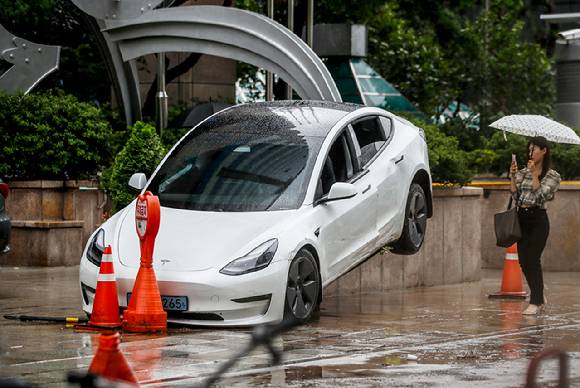 집중호우로 서울 도로 곳곳이 침수된 지난해 8월 9일 서울 서초구 서초대로에 전날 비로 침수된 차들이 인도로 올라와 있다. [사진=뉴시스]