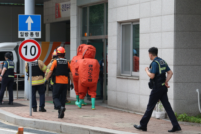 ▲ 지난 21일 경기도 의정부시 신곡동 의정부우체국에서 화학사고 보호의를 착용한 소방대원들이 건물 안으로 들어가고 있다.