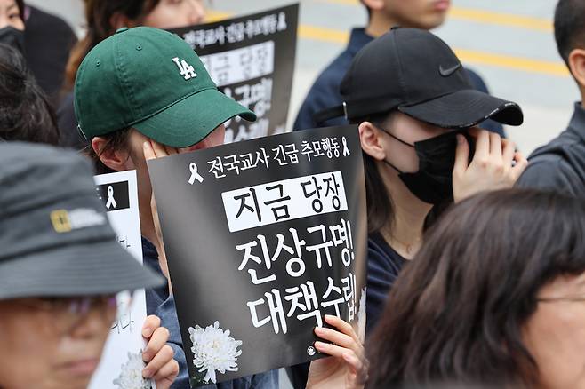 서울 서초구의 한 초등학교에서 발생한 교사 사망 사건과 관련해 22일 오후 서울 종로구 청계천 광통교 인근에서 열린 전교조 긴급추모행동에서 한 참가자가 눈물을 흘리고 있다. 연합뉴스