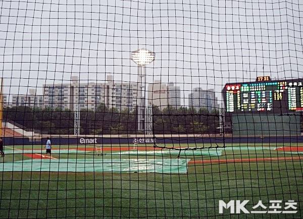 7월 22일 목동구장에서 열린 청룡기 8강 충암고와 물금고 경기가 7회 우천 서스펜디드 경기로 선언됐다. 사진(목동)=김근한 기자