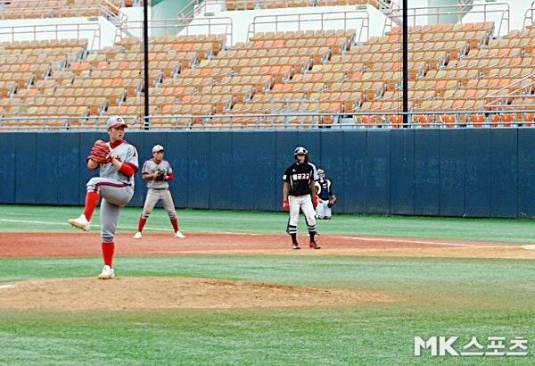 충암고 투수 박건우가 7월 22일 목동구장에서 열린 청룡기 8강 물금고전에 등판해 투구하고 있다. 사진(목동)=김근한 기자