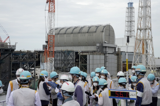 도쿄전력은 지난 21일 후쿠시마 제1원전의 오염수 방류를 위한 설비를 외국 기자들에게 공개하면서 폐로를 추진 중인 원자로 1∼4호기의 모습도 함께 보여줬다. 연합뉴스.