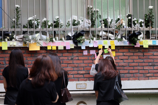 21일 오후 서울 서초구 서이초등학교에서 추모객들이 담임 교사 A씨를 추모하고 있다. 연합뉴스.