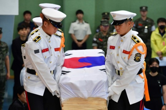 22일 경북 포항 해병대 1사단 체육관인 '김대식관'에서 열린 고 채수근 상병 영결식에서 영현(英顯)이 입장하고 있다.[연합]