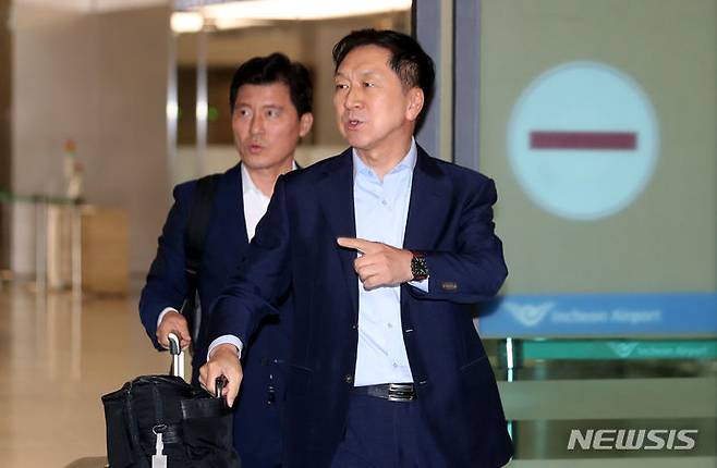 [인천공항=뉴시스] 조성봉 기자= 5박7일의 방미 일정을 마친 김기현 국민의힘 대표가 16일 오후 인천국제공항1터미널을 통해 귀국하고 있다. 2023.07.16. suncho21@newsis.com