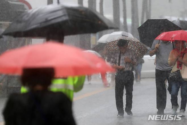 [서울=뉴시스] 김명년 기자 = 절기상 대서이자 일요일인 오는 23일은 전국 곳곳에 장맛비가 내리겠다. 중부지방과 전라권을 중심으로 집중 호우가 예상된다. 사진은 장마가 이어진 지난 13일 오후 서울 중구 을지로1가 사거리 인근에서 우산을 쓴 시민들이 발걸음을 재촉하고 있는 모습. 2023.07.13. kmn@newsis.com