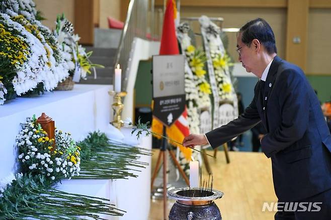 [서울=뉴시스]한덕수 국무총리는 20일 경북 포항시 해병 1사단에 마련된 고(故) 채수근 해병대 상병 빈소를 찾아 조문했다.(사진=총리실 제공) 2023.07.20