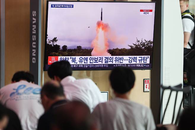 북한이 동해상으로 단거리 탄도미사일(SRBM) 2발을 발사한 19일 시민들이 서울역 대합실에서 관련 뉴스를 시청하고 있다. 이번 발사는 한미 간 새 확장억제 협의체인 핵협의그룹(NCG) 출범과 미국 전략핵잠수함(SSBN)의 부산 입항에 반발하는 조치라는 분석이 제기된다. 연합뉴스