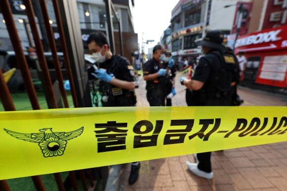 21일 오후 흉기난동 사건이 발생한 서울 관악구 신림역 인근에 폴리스라인이 설치돼 있다. 2023.7.21 연합뉴스