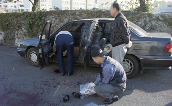 경찰이 1999년 11월 5일 이승용 변호사 피살 승용차 주변에서 현장 감식을 하고 있다. - 연합뉴스