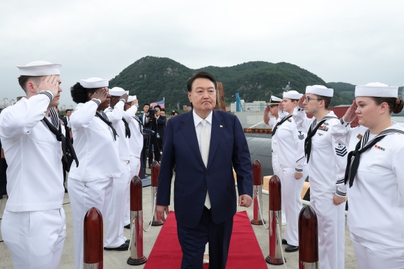 윤석열 대통령이 지난 19일 부산 남구 해군작전사령부 부산작전기지에 입항한 미국의 오하이오급 핵추진 탄도유도탄 잠수함(SSBN) 켄터키함에 영송병의 경례를 받으며 승함하고 있다. 부산 연합뉴스